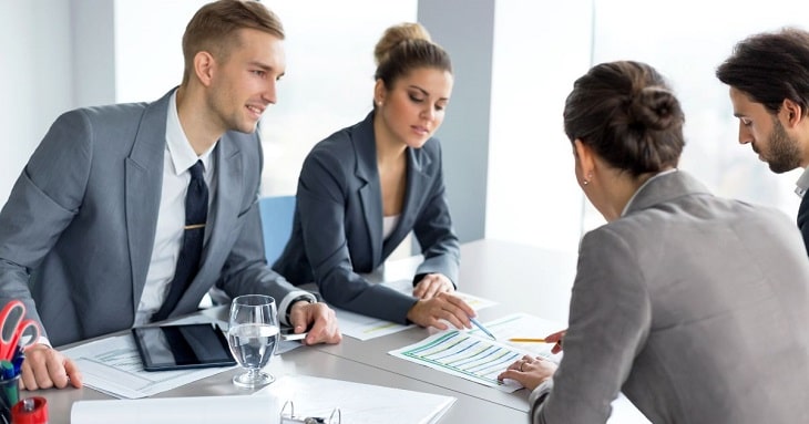 研修プログラムの業者と商談する研修担当者