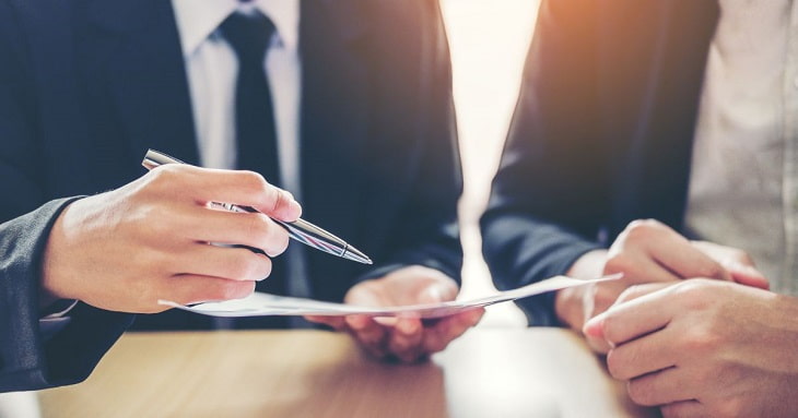 研修の成果を社員にフィードバックする研修担当者