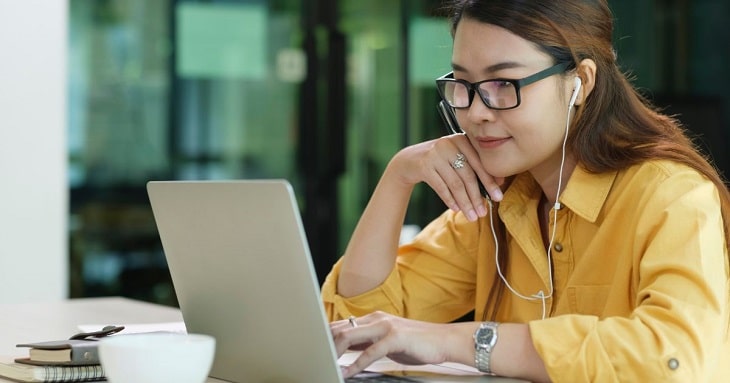 社員に視聴させる研修動画を選定している研修担当者