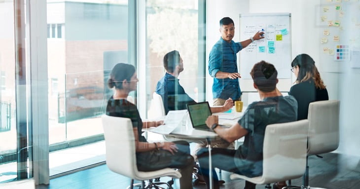 ファシリテーターと、会議に参加しているメンバーたち