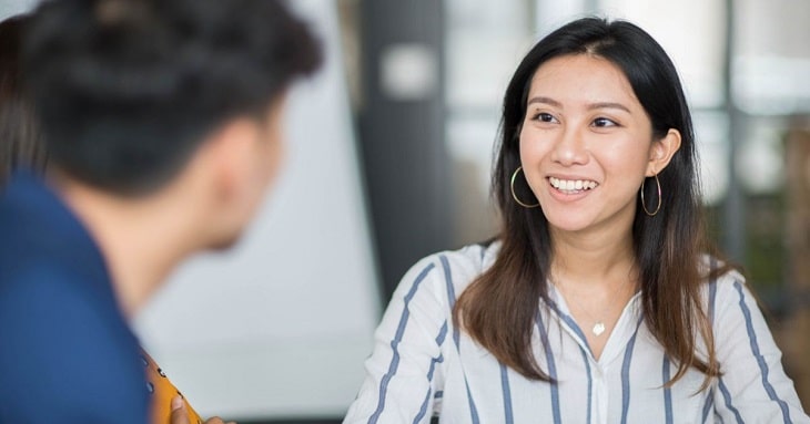 心を疲れさせずに笑顔で働くビジネスパーソン