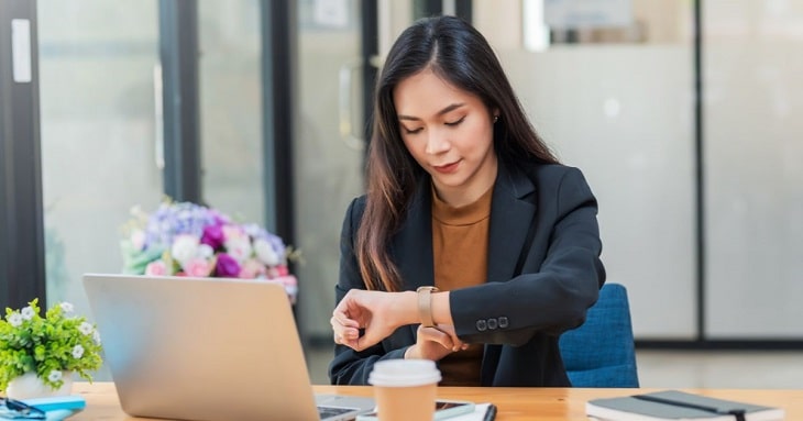 時間を見ながら要領よく仕事をしているビジネスパーソン