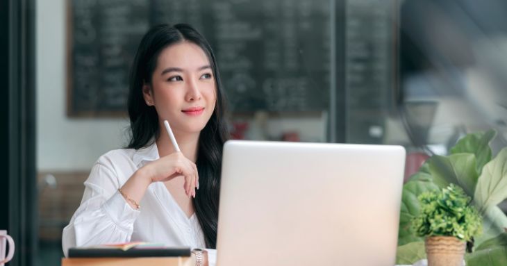 パソコンでの作業を止め、目線を外しているビジネスパーソン