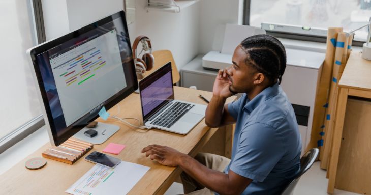 デスクにて、パソコン画面を集中して見る男性