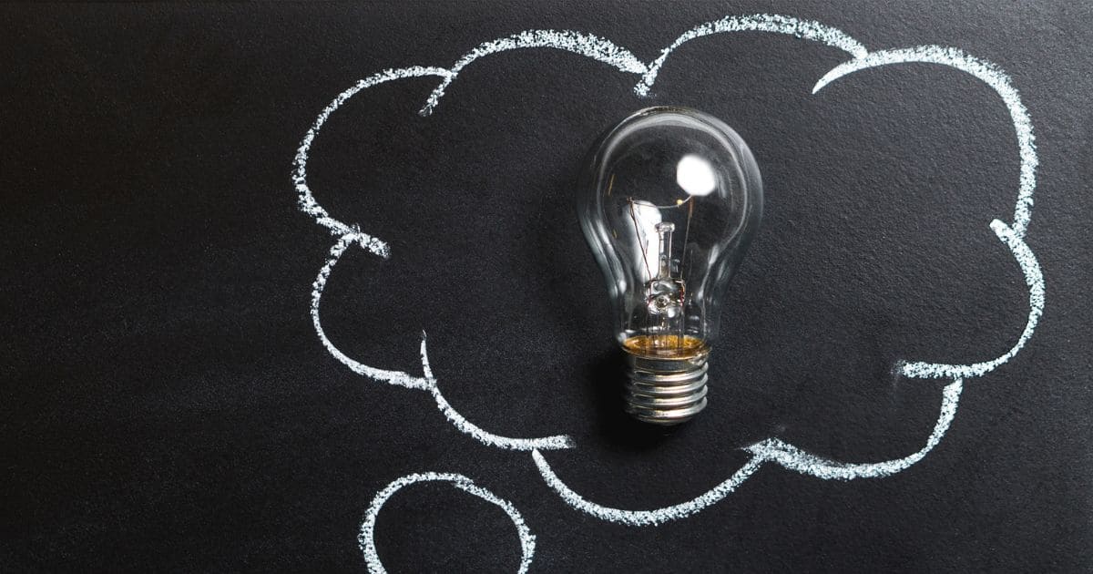 黒板にチョークで描かれた枠の中に置かれた電球