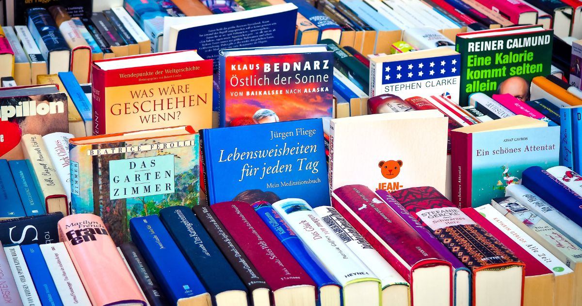 ドイツ語で書かれた本がカラフルに並ぶ様子
