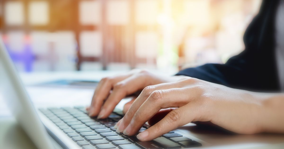 ノートパソコンを操作する人の手元