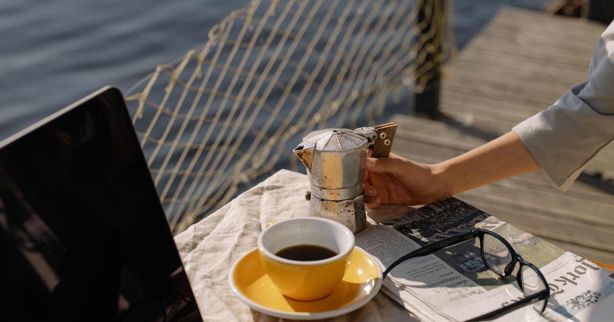 海辺での新聞とコーヒーのある時間