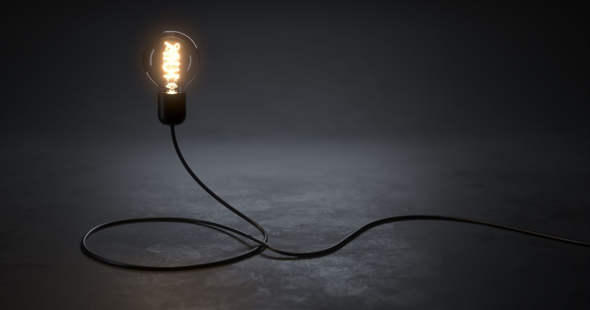 暗闇のなかに浮かび上がる電球