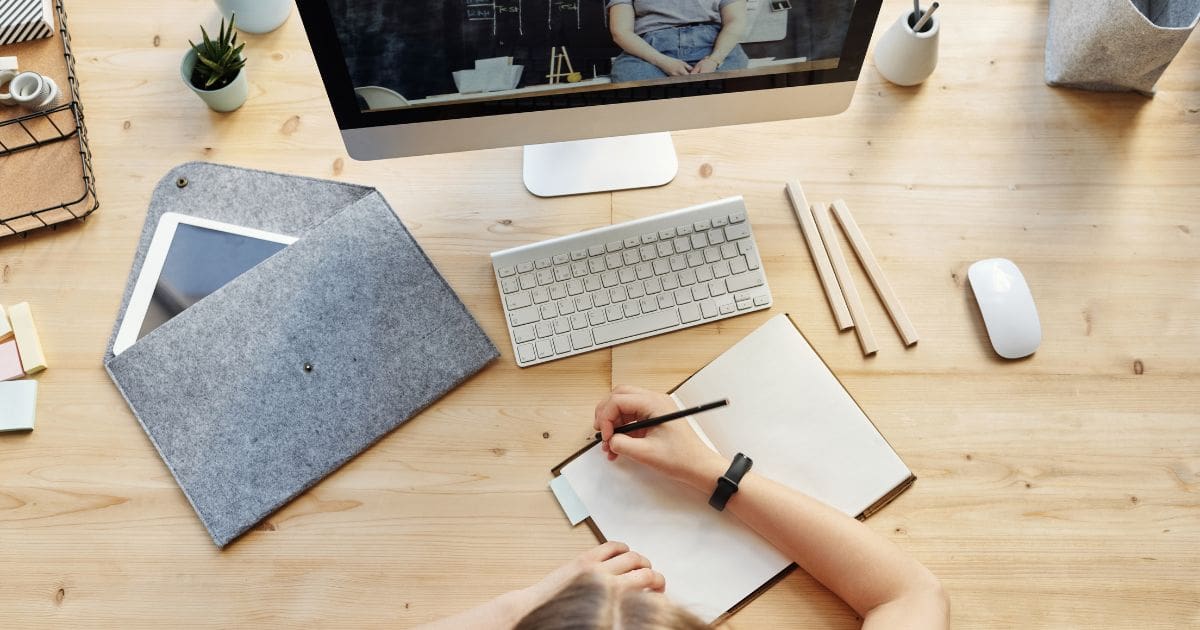 勉強している人のデスクの様子を上から見た画像