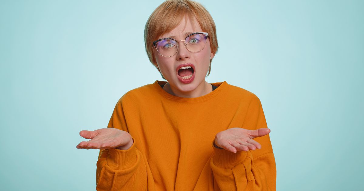 イライラした様子の女性