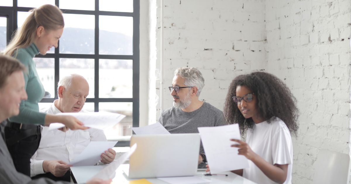 仕事をするチームの様子