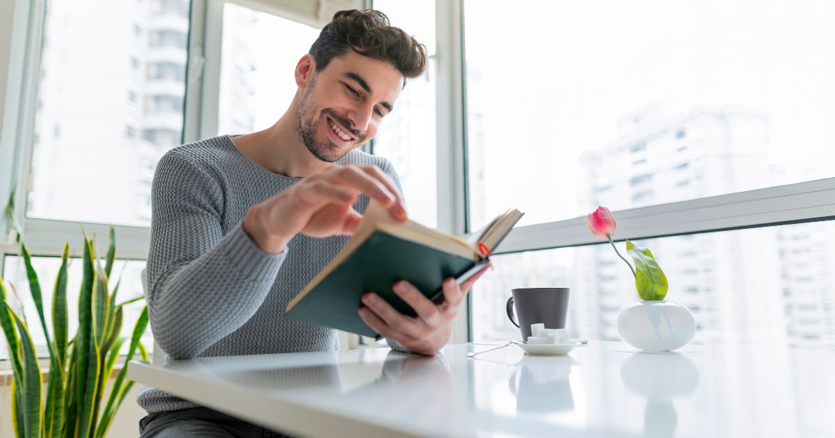 楽しそうに本を読む男性