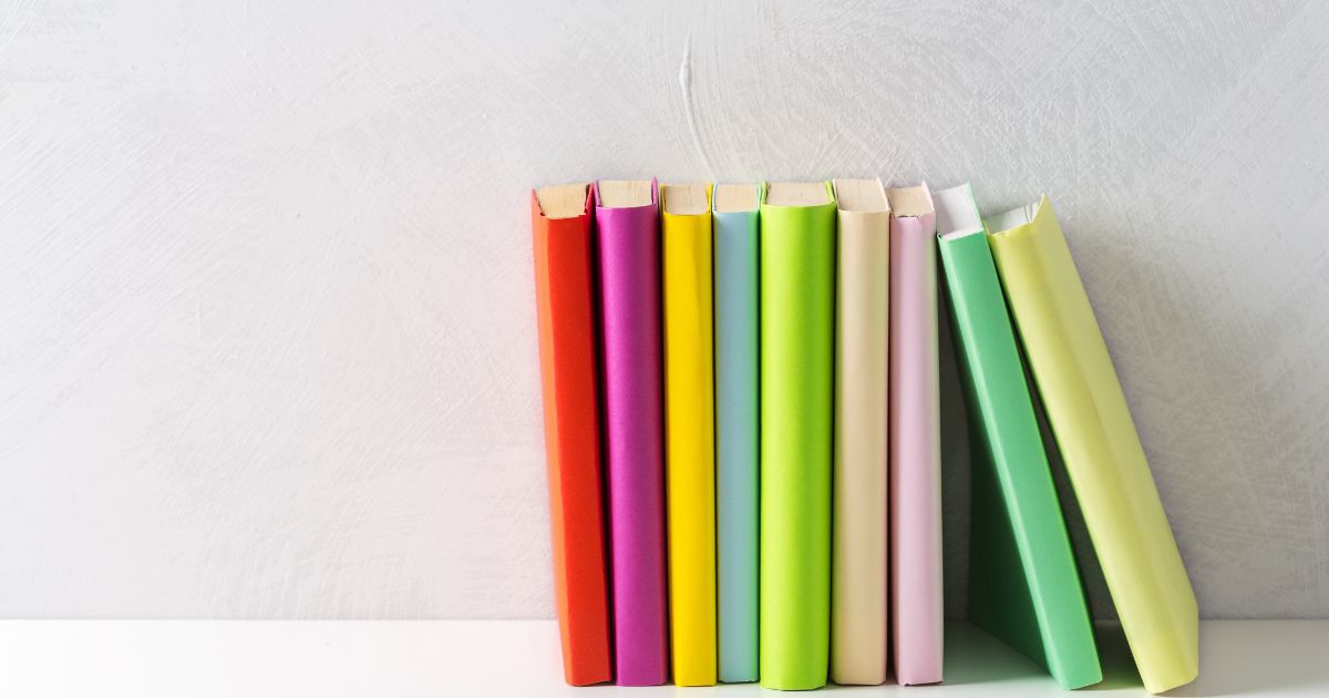 並んだカラフルな本