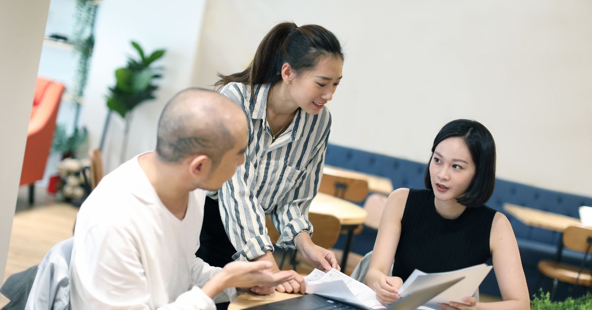 話し合う3人のビジネスパーソン