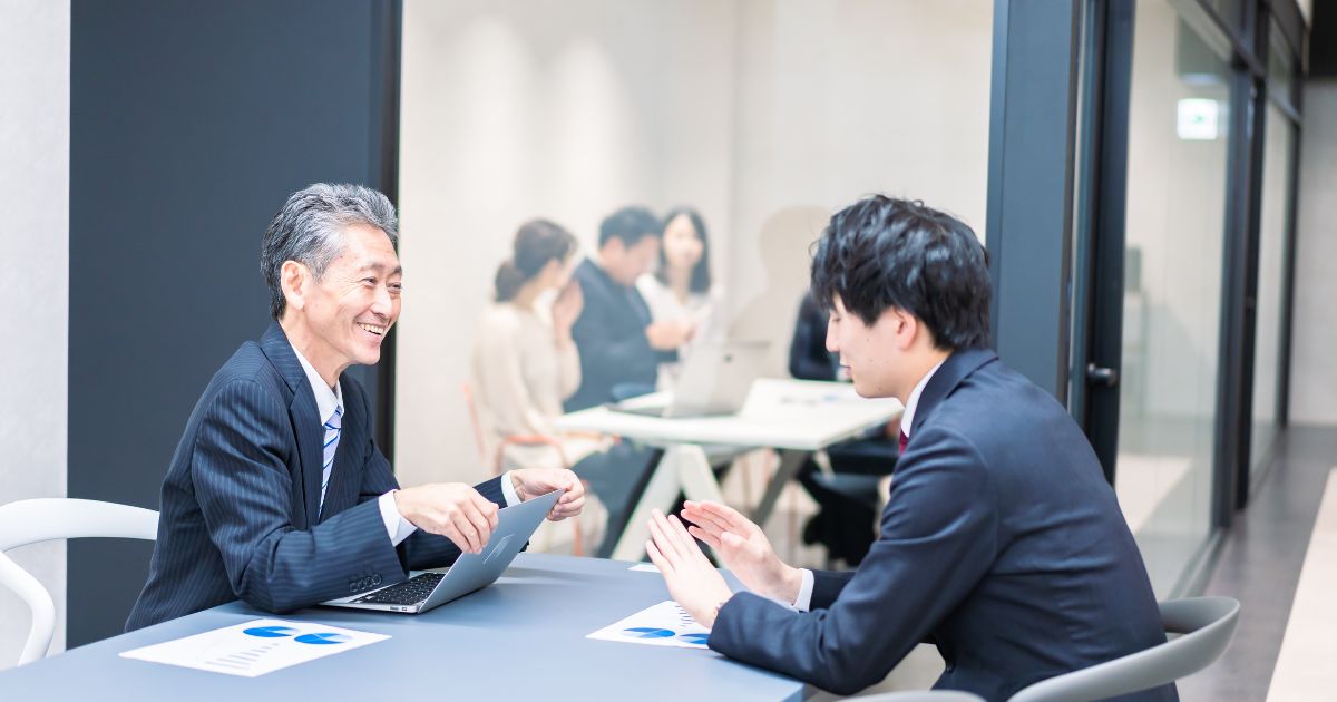 ミーティングをする上司と部下