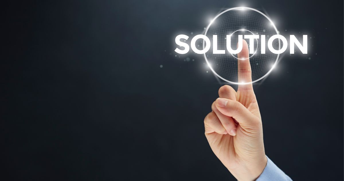 指の先に「SOLUTION」を書かれている画像