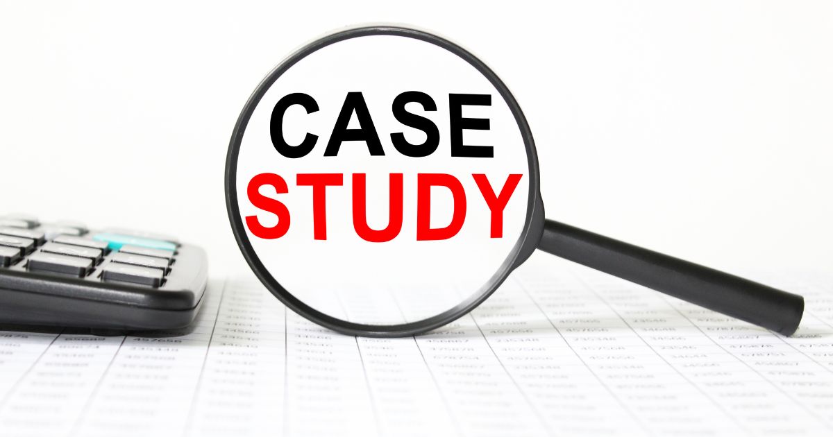 「CASE STUDY」という文字を虫眼鏡で見る画像