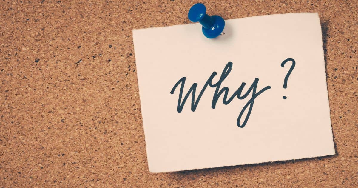コルクボードに貼られた「Why?」と書かれた紙