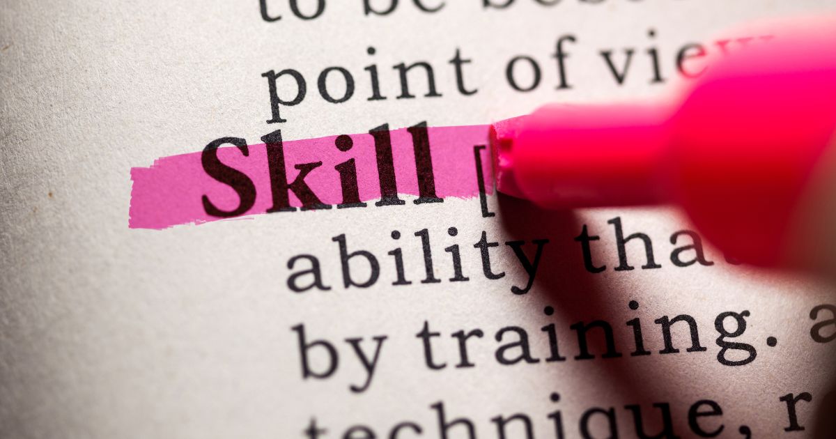 辞書の語句「Skill」にピンク色のマーカーをする様子
