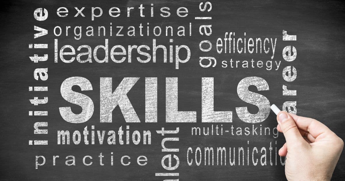 黒板に「SKILLS」と書く様子