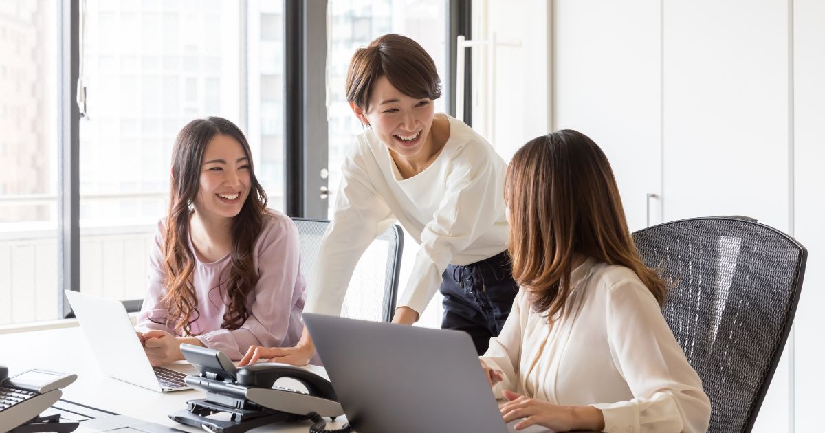 部下ふたりと話す上司