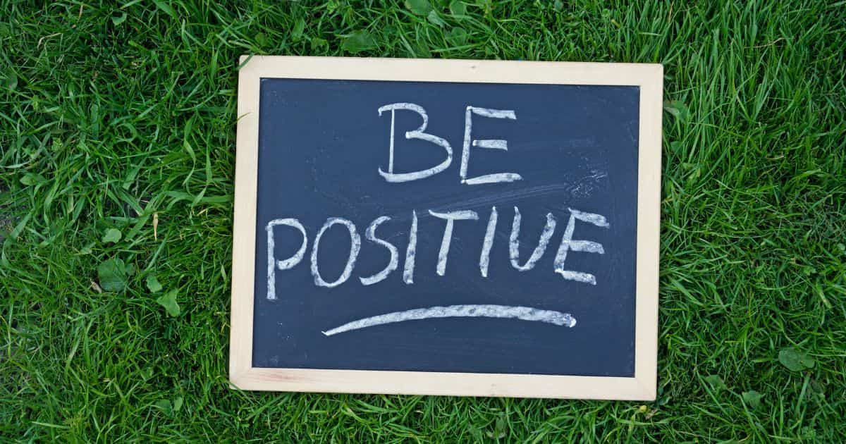 BE POSITIVEと書かれた黒板
