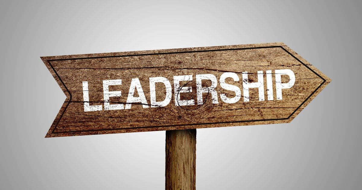 「LEADERSHIP」と書かれた標識