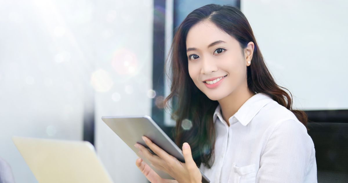 タブレットを使用する笑顔のビジネスパーソン