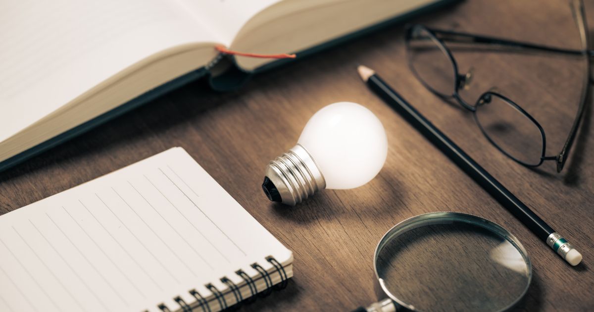 ノートと、光る電球