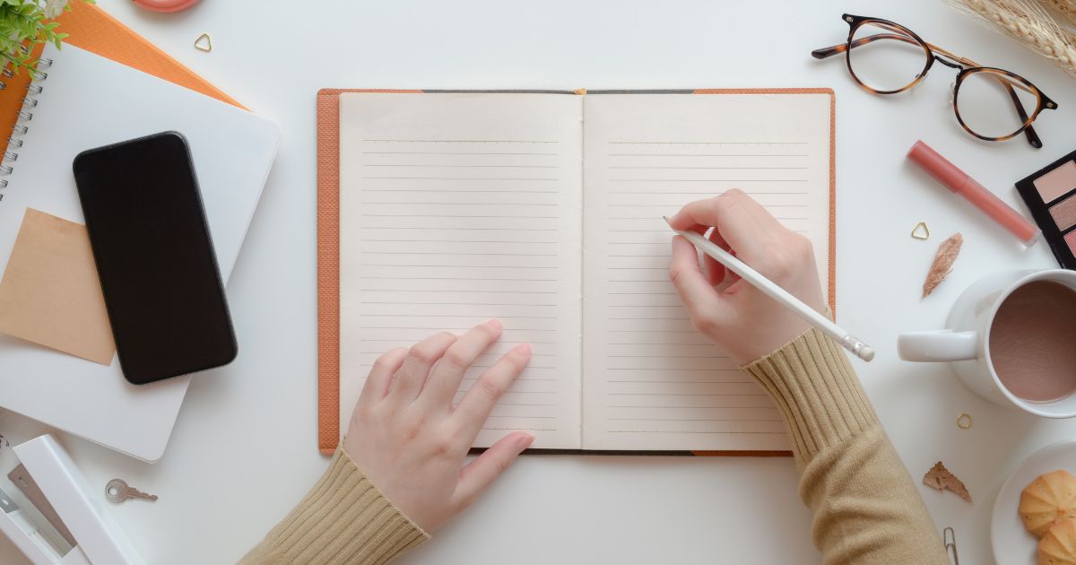 ノートに書き込もうとする人の手元