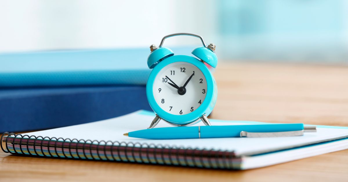 ノートの上に時計が載っている画像