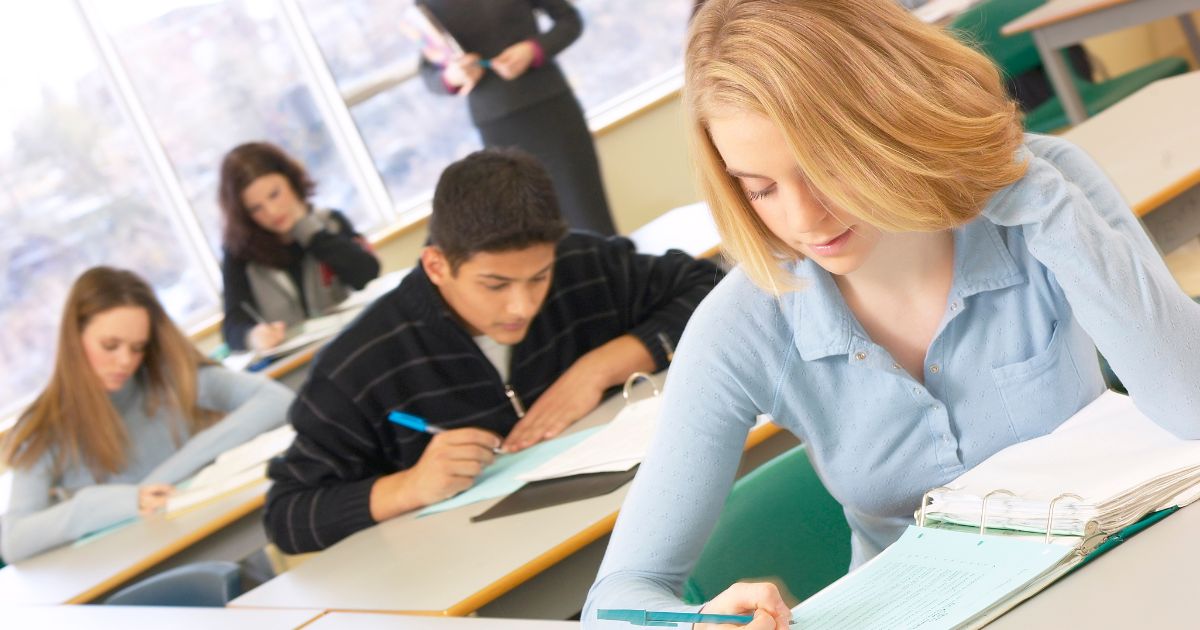 学生たちがノートに書く様子