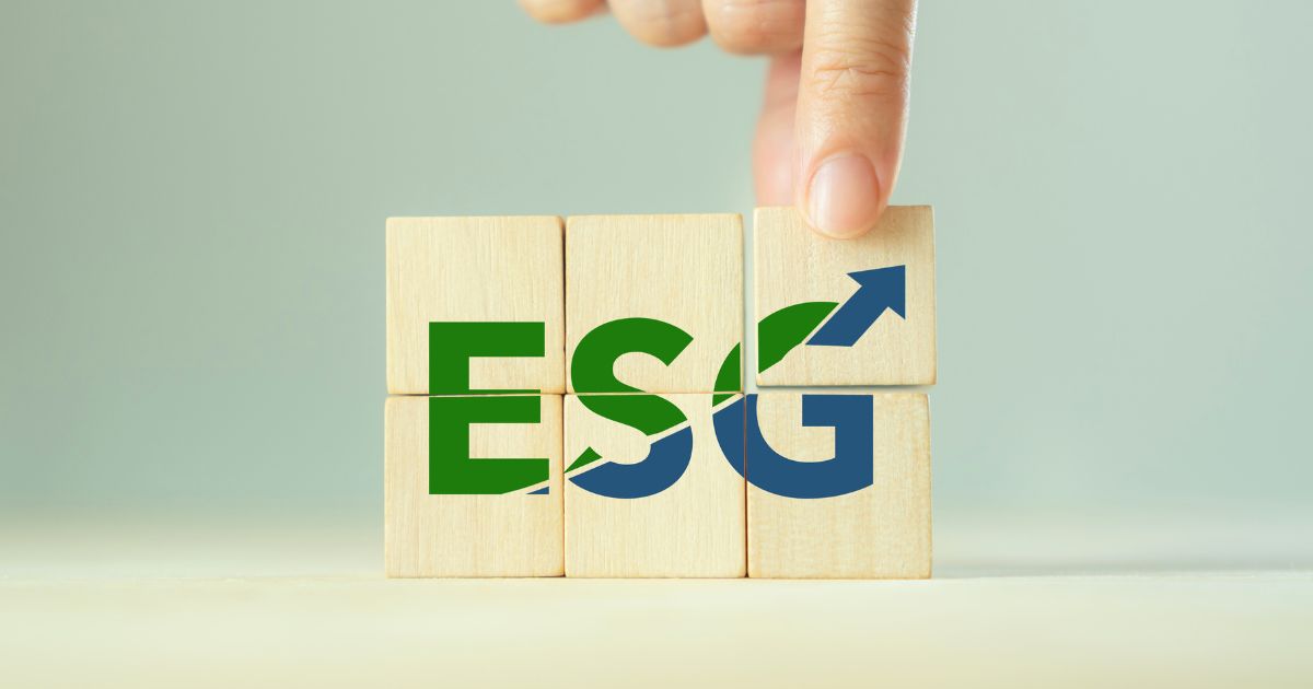 積み木で「ESG」を表現する様子