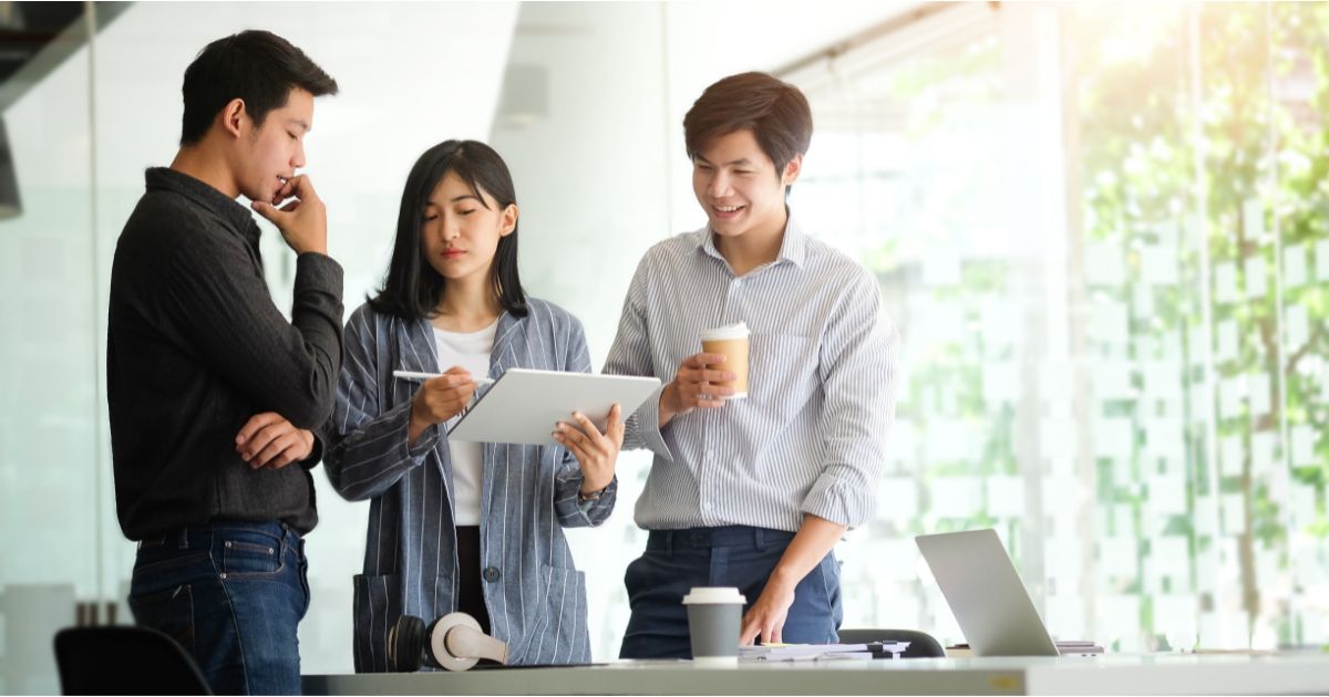 3人で話すビジネスパーソンたち