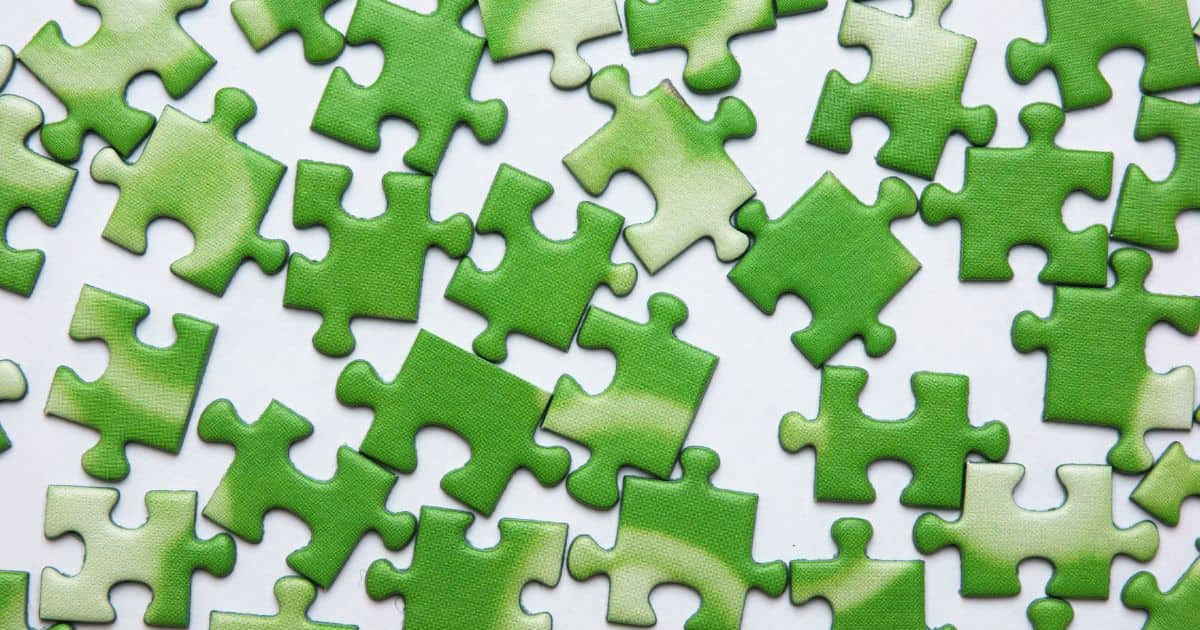 散在する緑色のパズル