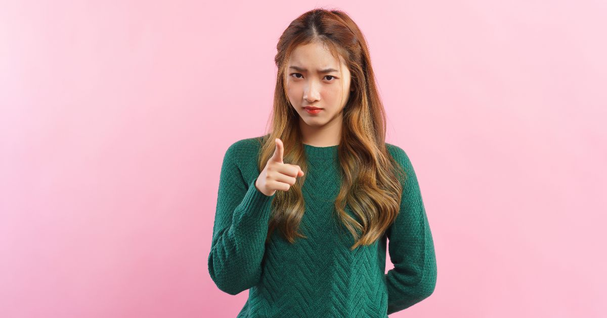 不満を表す女性