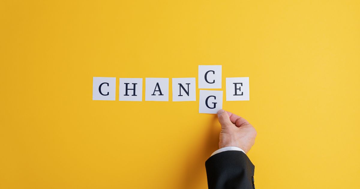 Chanceという言葉に手を添えるビジネスパーソン