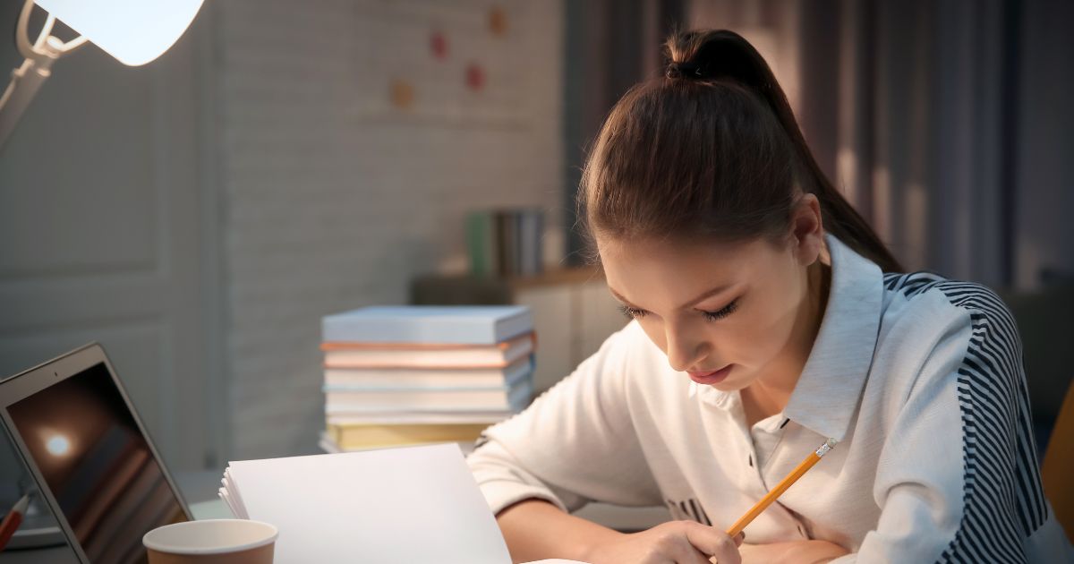 夜に部屋で勉強するビジネスパーソン
