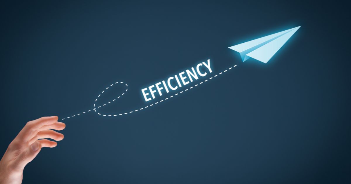 紙飛行機を飛ばす様子に、Efficiencyと書かれた表現