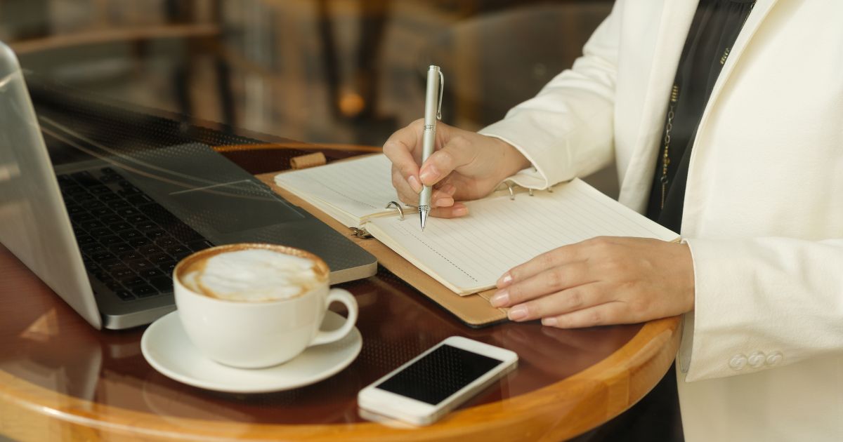 カフェで仕事をする人の様子