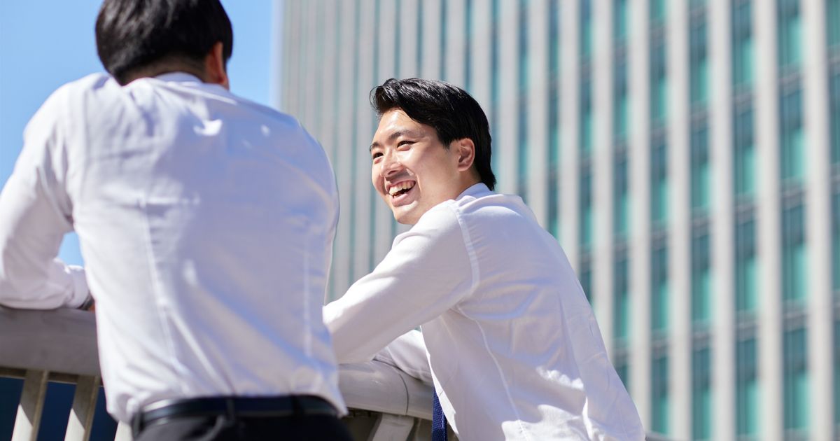 屋外で雑談するビジネスパーソン
