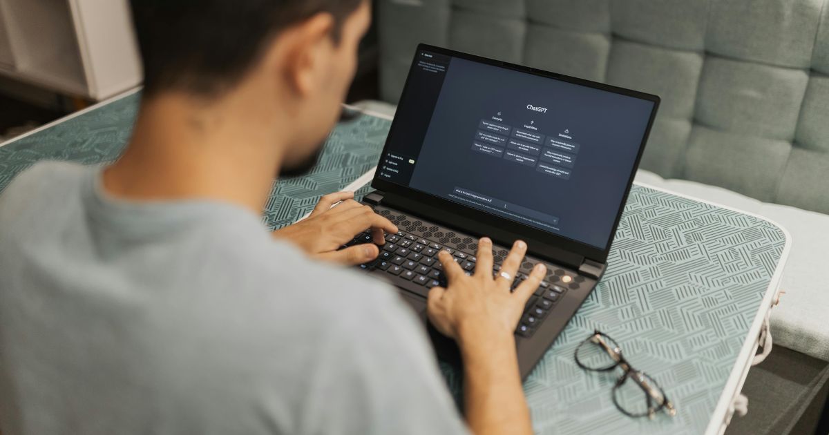 ノートパソコンでChatGPTを使用する人