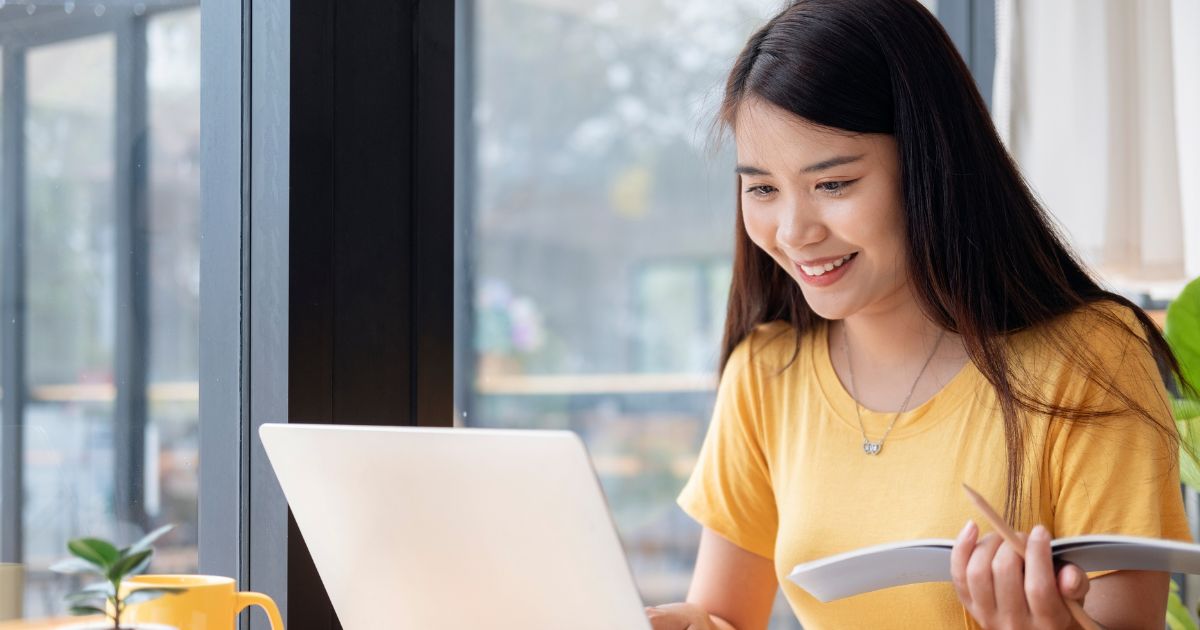 勉強するビジネスパーソン