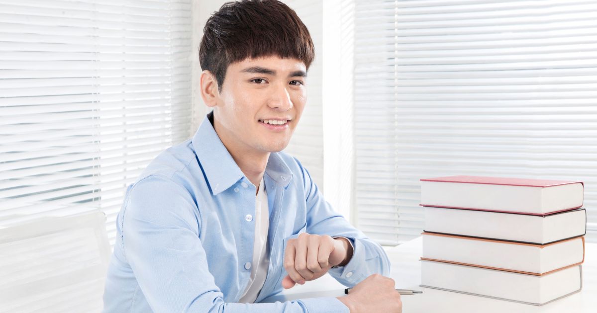 勉強するビジネスパーソン