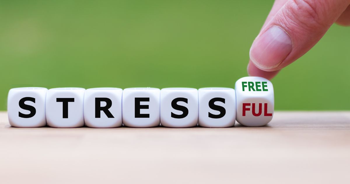 サイコロ状の「STRESSFUL」が「STRESSFREE」が切り替わる様子