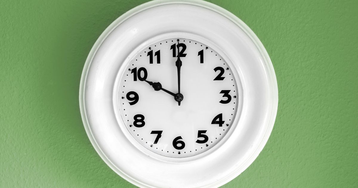 10時を指す時計