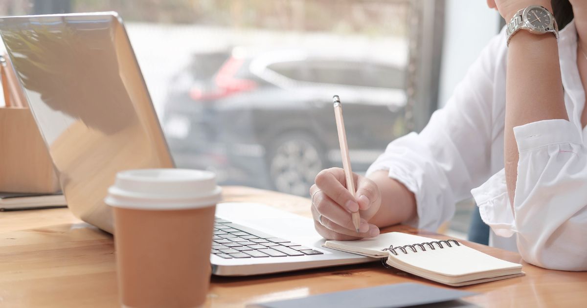 ノートを書く人の手元