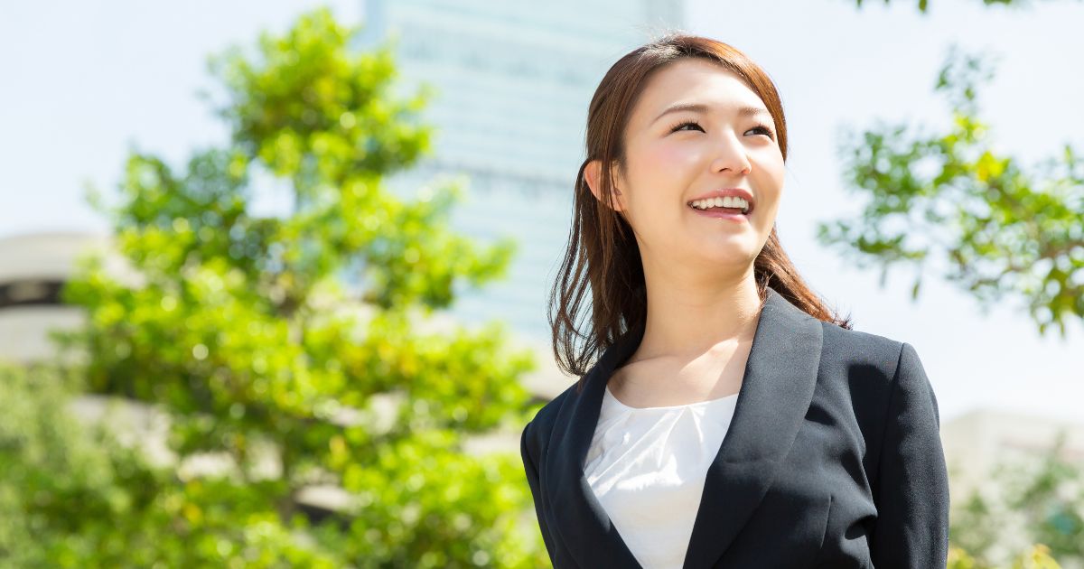 明るい表情のビジネスパーソン