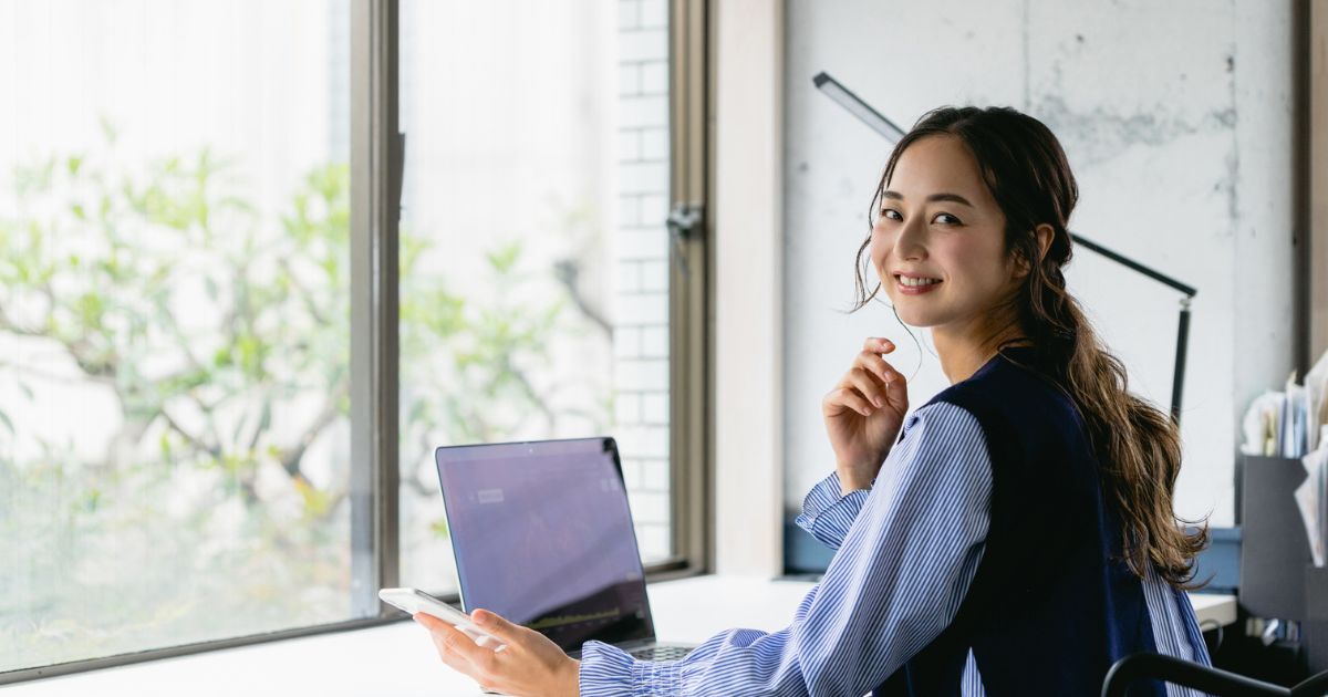 すっきりした表情で前を向くビジネスパーソン